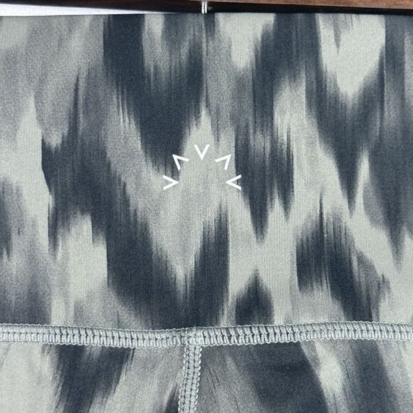 Varley Gray Animal Print Watercolor Luna 7/8 Leggings Women's Size S Athleisure - Picture 9 of 9